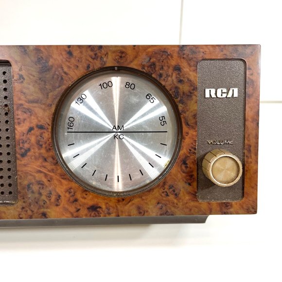 Vintage 1973 RCA AM Radio Table Model RZA203T Brown *Tested* - Picture 2 of 12